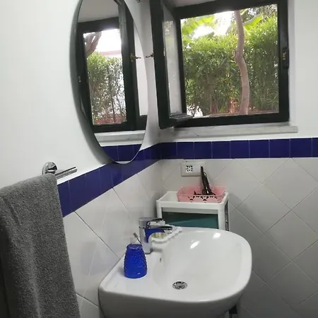 לינה וארוחת בוקר Iscla 3*